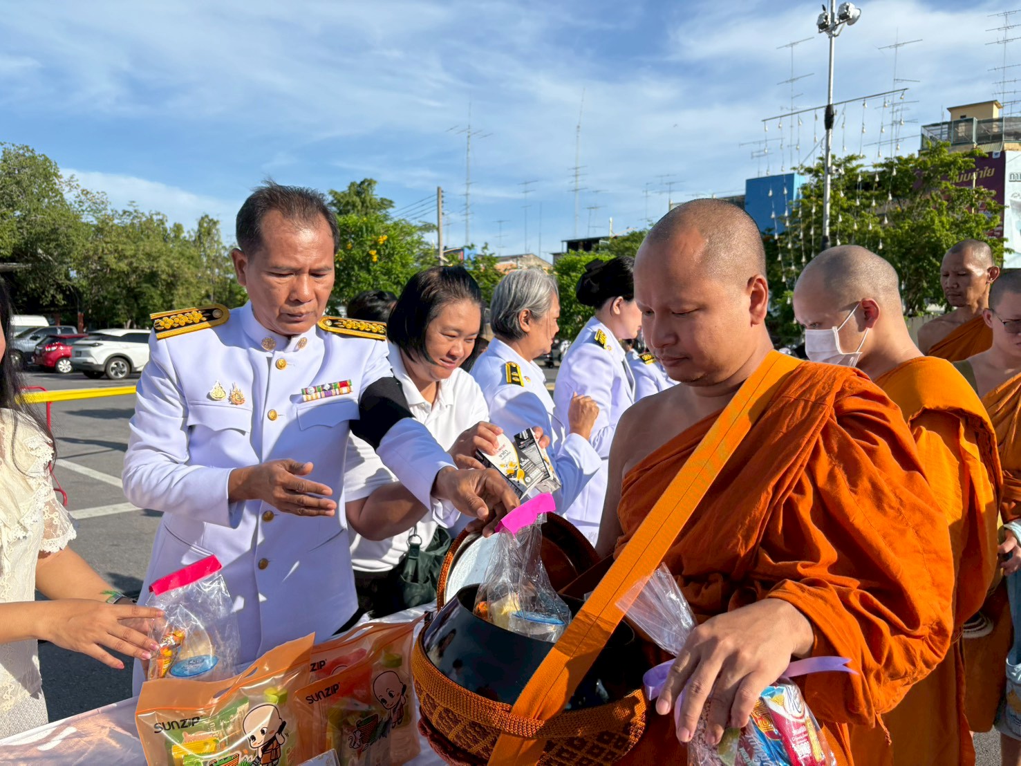 title - ส.ป.ก.นครปฐม เข้าร่วมพิธีเจริญพระพุทธมนต์ และทำบุญตักบาตร ถวายพระราชกุศลแด่ สมเด็จพระนางเจ้าฯ พระบรมราชินี เนื่องในโอกาสพระราชพิธีมหามงคลเฉลิมพระชนมพรรษา 4 รอบ 3 มิถุนายน 2569